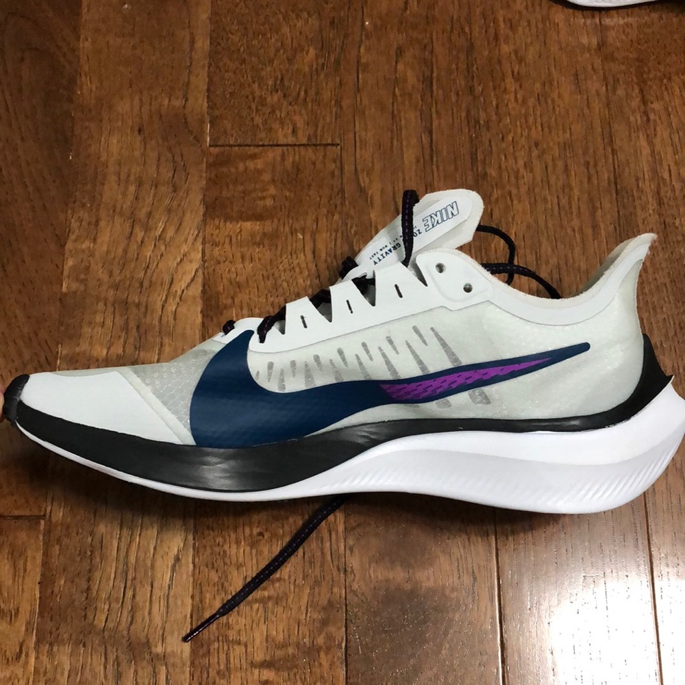 NIKE Zoom Gravity Running shoes. Size 11.